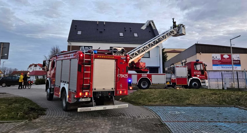 Fragment poszycia mógł spaść na przechodniów. Interweniowali strażacy