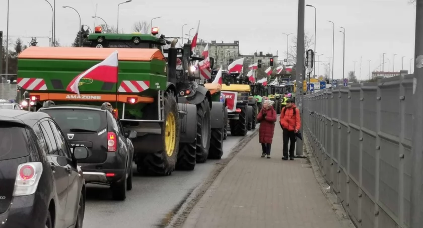 Drogowy paraliż miasta. Rolnicy walczą o swoje | wideo, zdjęcia