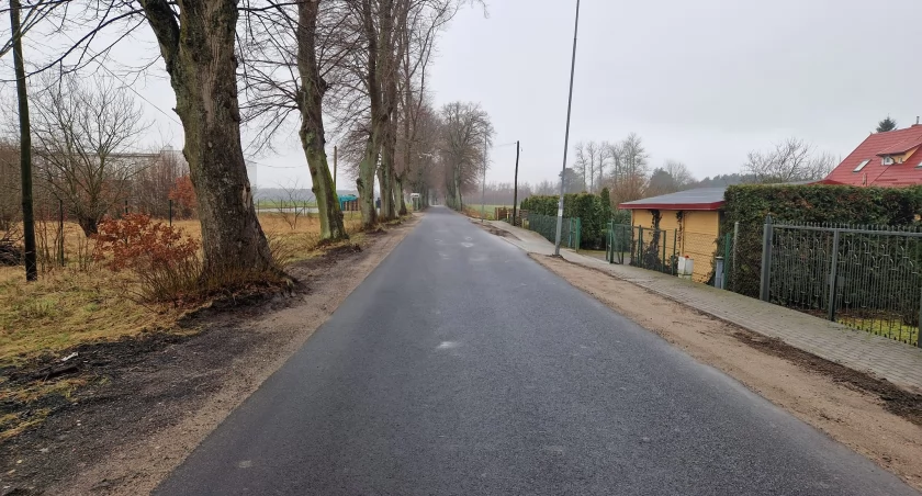Droga powiatowa z nową nawierzchnią