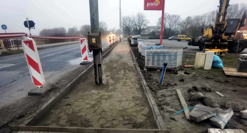 Przy nowych przystankach powstają chodniki. Pierwsze pociągi zatrzymają się tutaj już za chwilę