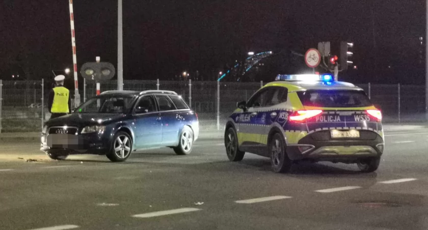 Kolizja przy stadionie. Zderzyły się dwie osobówki