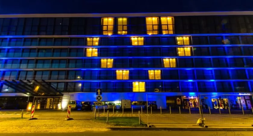 Cztery lata temu w hotelach rozbłysły serca ze świateł. Pamiętacie dlaczego? | zdjęcia