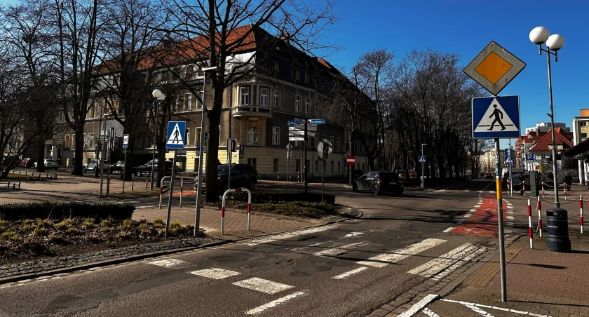 Będzie bezpieczniej wzdłuż alei św. Jana Pawła II. Miasto wymieni ponad 60 słupów oświetleniowych