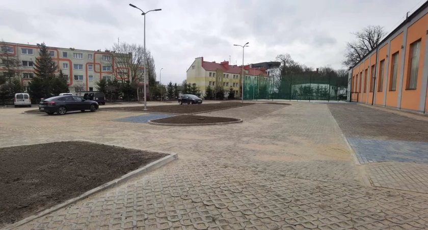 Duża inwestycja zakończona. Powstał parking i dwa boiska do siatkówki plażowej