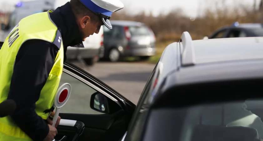 Nie posiadał uprawnień i był pijany. Wydmuchał ponad 1,5 promila