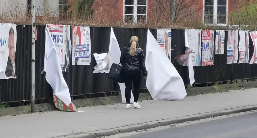 Pozrywane plakaty przy „wyborczym” płocie na Jedności Narodowej
