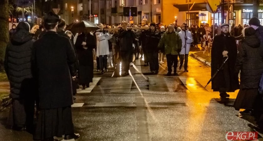 Droga krzyżowa. Mieszkańcy przeszli ulicami miasta | zdjęcia