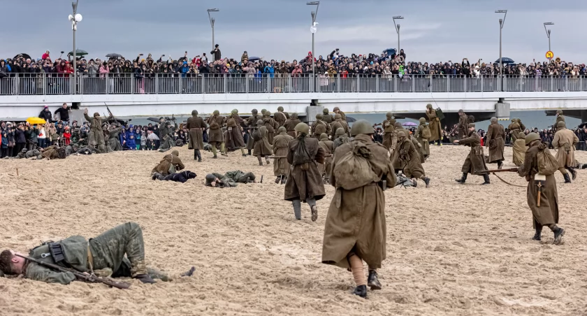 Wyjątkowe widowisko na plaży. Inscenizacja Boju o Kołobrzeg | zdjęcia i video