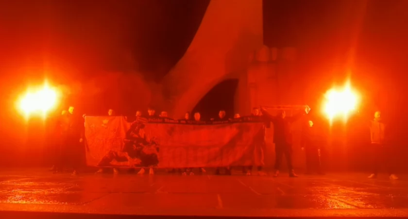 Race i Mazurek Dąbrowskiego przy Pomniku Zaślubin | wideo