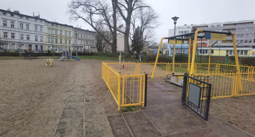 Piasek na placach zabaw zostanie wymieniony. Miasto wybrało wykonawcę