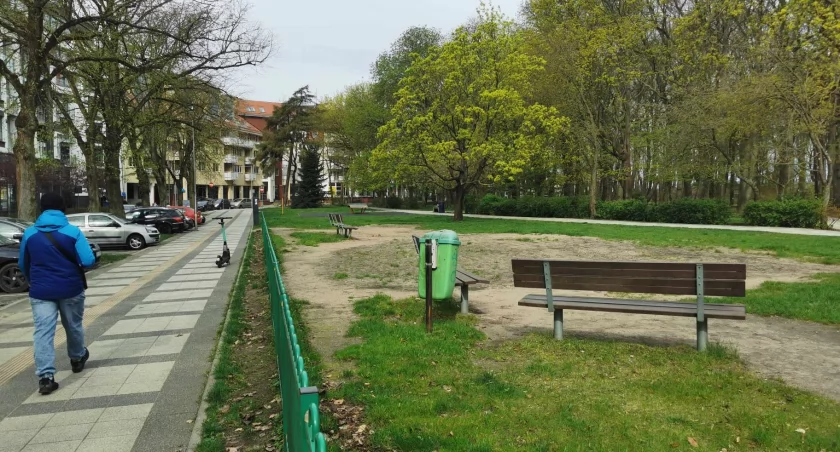 Miał być gotowy na Dzień Dziecka, pozostanie pusty. Plac zabaw przy Westerplatte z opóźnieniem