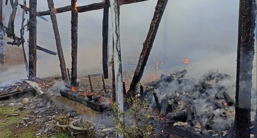 Pożar budynku gospodarczego. Zawalił się dach
