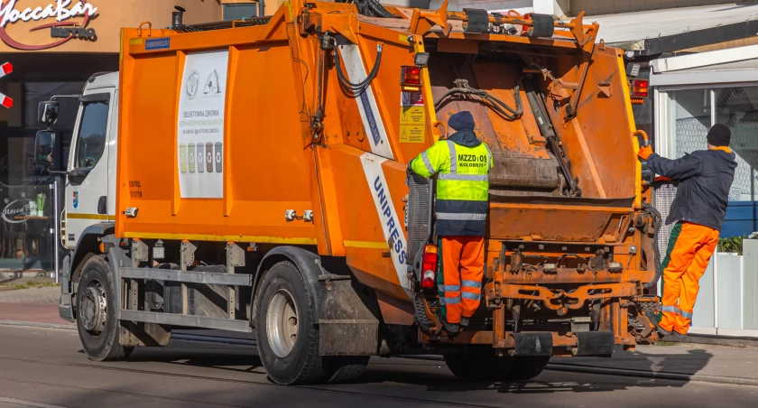 Cukin pomaluje śmieciarkę, która zasili tabor Zieleni Miejskiej. Nie byle jaką; jej koszt to dwa Astony Martiny