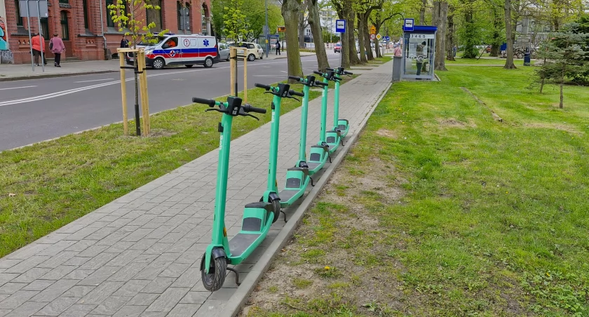 Miasto poradzi sobie z porzuconymi hulajnogami? Wyznaczono 49 stref dla użytkowników tych pojazdów | wideo