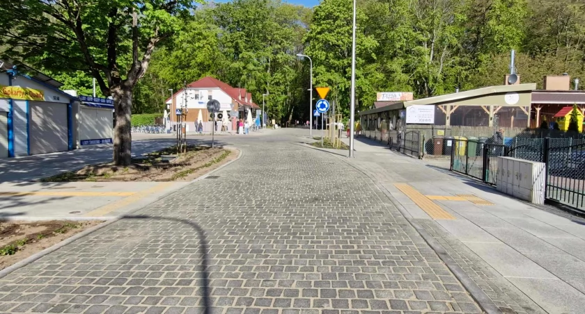 Nowy deptak do plaży zachodniej. Wzdłuż niego zakwitnie prawie 3500 kwiatów i krzewów