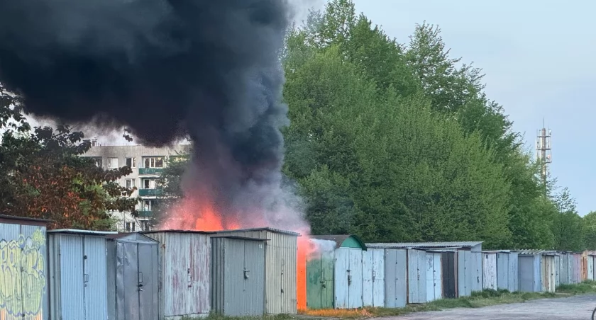 Duży pożar przy Bolesława Krzywoustego. Płoną garaże przy szkole podstawowej