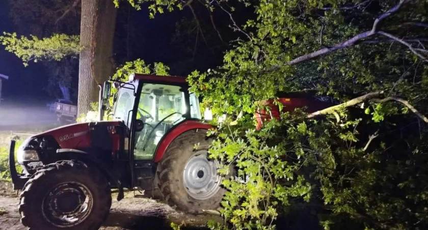 Drzewo runęło na maszyny rolnicze. Trwa szacowanie strat