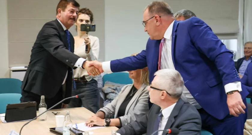 Rada Powiatu wybrała nowego starostę. Jedna osoba wyłamała się z koalicji