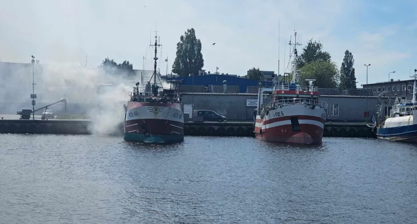 Pożar na kutrze w kołobrzeskim porcie. Interweniowali strażacy i ratownicy SAR
