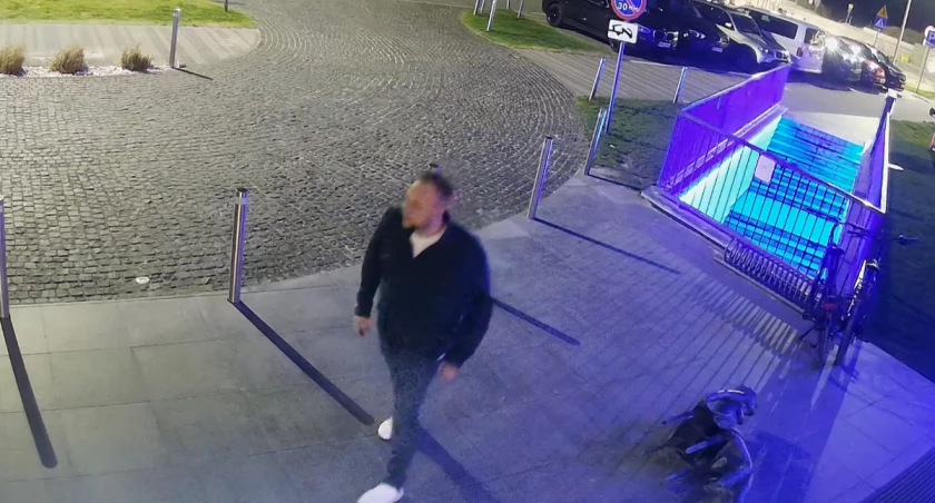 Uszkodził rzeźbę. Policja szuka tego mężczyzny