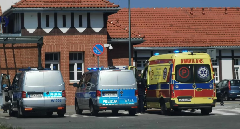 Byli tak pijani, że ledwo utrzymywali się na nogach. W podróż pociągiem chcieli zabrać 5-letnie dziecko 