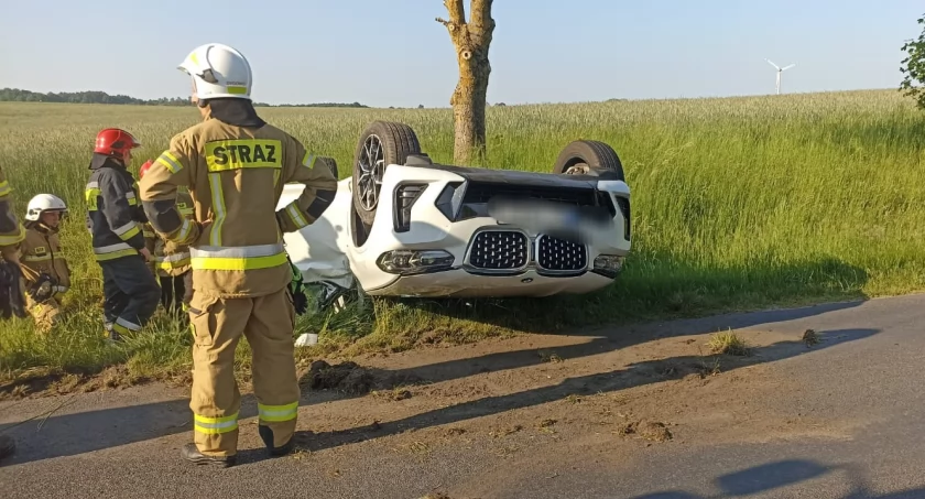 Dachowało BMW.  Droga na Białogard była zablokowana