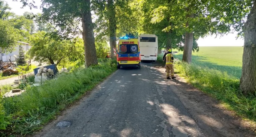 Zasłabł kierowca autobusu wiozącego dzieci. Interweniowały służby