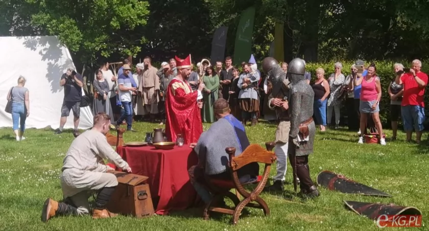 Średniowieczni wojowie i rekonstruktorzy zawładnęli centrum miasta | zdjęcia, wideo