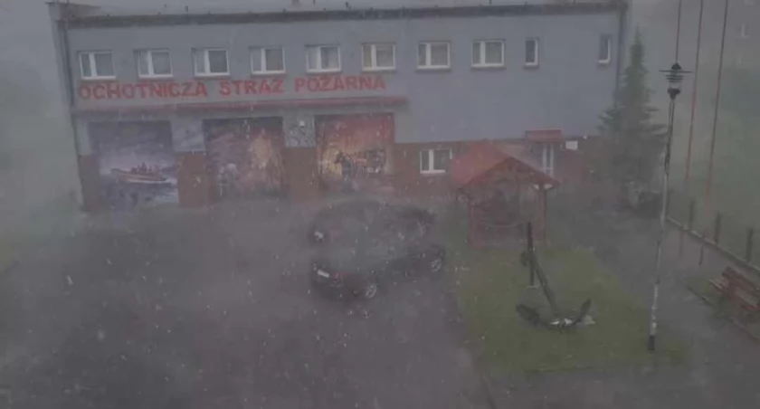Nawałnica nad Ustroniem Morskim. Zalane ulice i posesje 