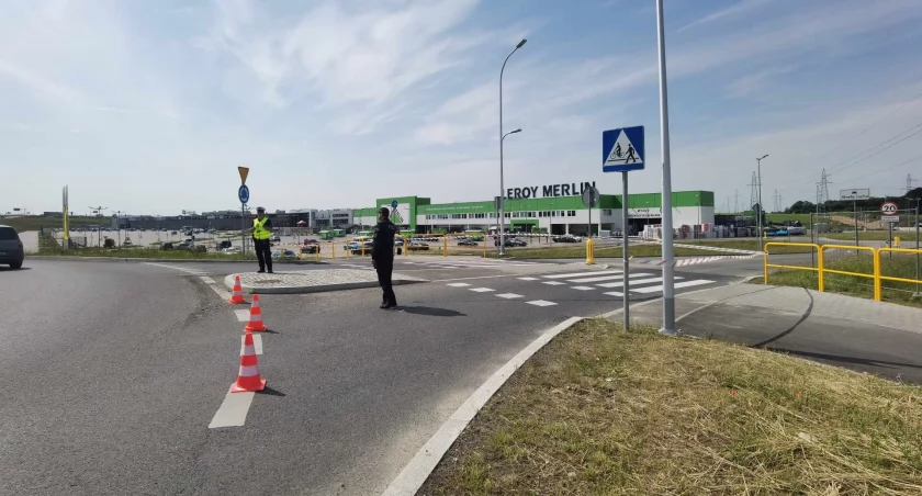 Ewakuacja w Leroy Merlin, zablokowany wjazd do galerii. Wszystko przez groźne znalezisko