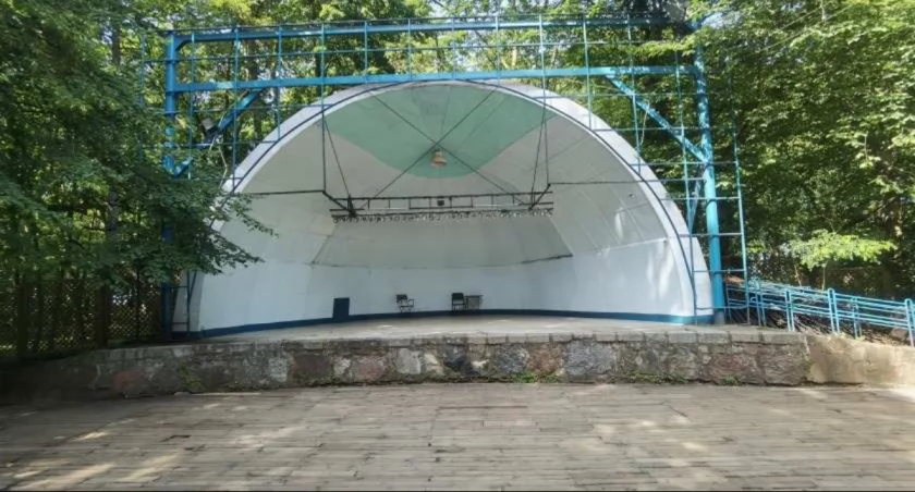 Czy usłyszymy tutaj dawne szlagiery? Jest przetarg na mały amfiteatr 