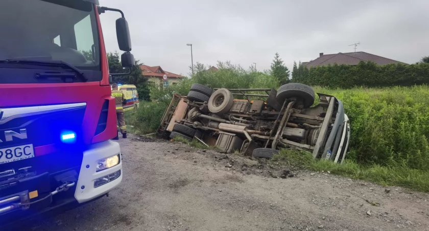 Śmieciarka w rowie, droga zablokowana | zdjęcia 