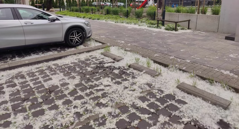 Tymczasem na ulicy Szpitalnej biało jak zimą...