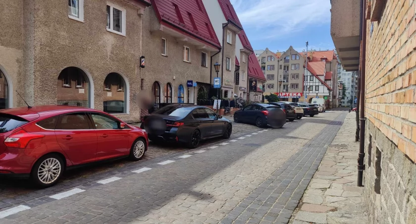 Tymczasem na Mariackiej... Kierowcy wciąż uczą się nowej organizacji ruchu