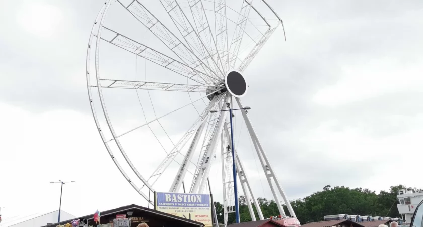 Będzie mniejsze, ale nowocześniejsze. Rozpoczął się montaż koła widokowego w porcie