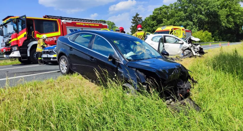 Dwie osobówki zderzyły się czołowo na DW 112. Są poszkodowani | zdjęcia