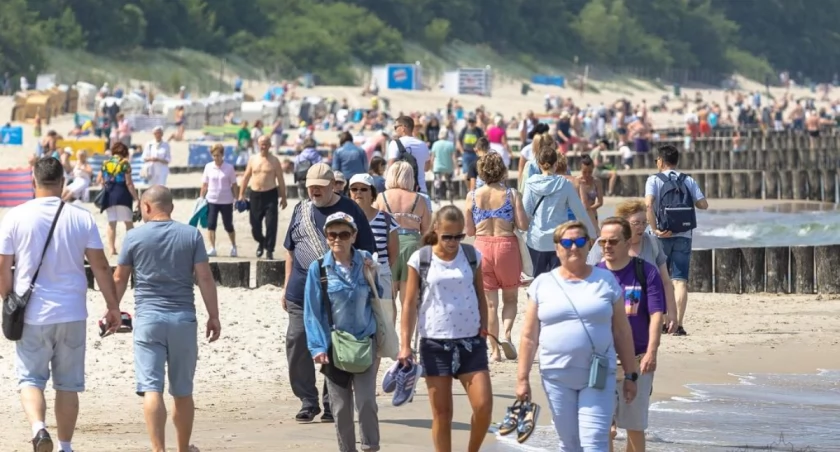 Słońce i ciepła woda przyciągnęły tłumy na kołobrzeskie plaże | zdjęcia 