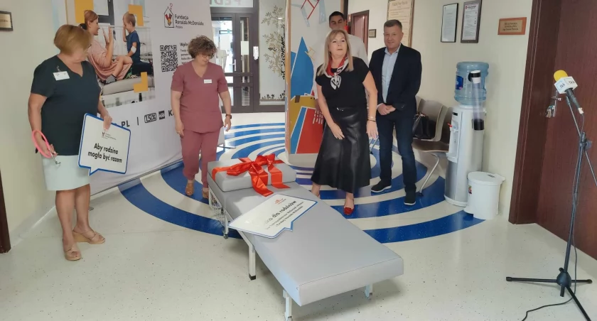 Aby rodzice mogli być wraz z dziećmi. Fundacja przekazała łóżka na oddział pediatryczny