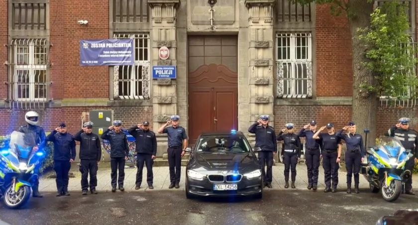 W Kołobrzegu zawyły syreny. Służby uczciły pamięć zmarłego żołnierza | wideo 