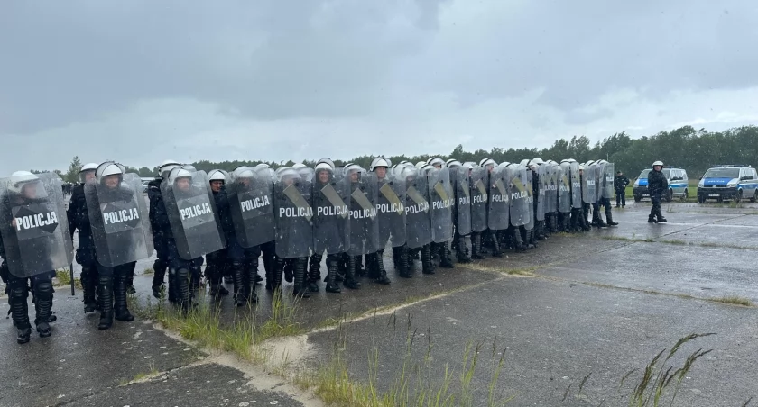Co się działo w Bagiczu? Kilkudziesięciu policjantów przejęło lotnisko