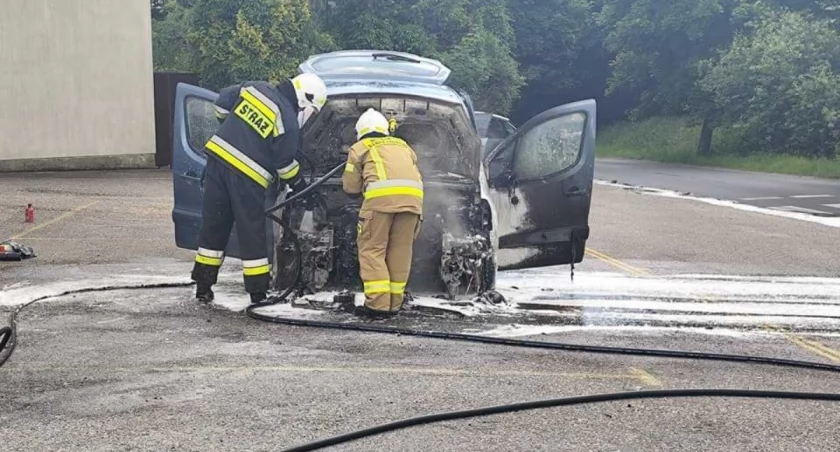 Samochód zapalił się podczas jazdy. Interweniowali strażacy| zdjęcia