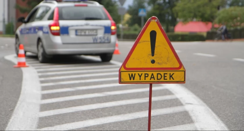 Śmiertelny wypadek. Samochód dachował i uderzył w słup energetyczny 