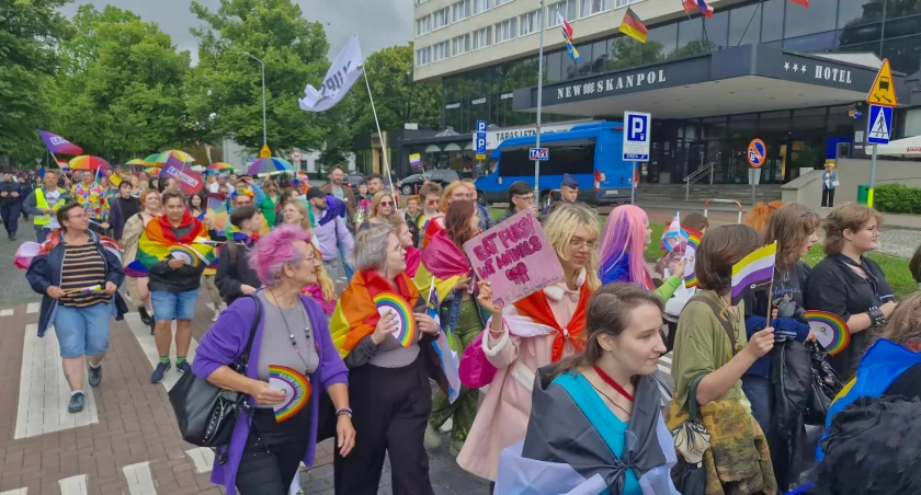 Tęczowa parada przeszła ulicami miasta. Krytykowano rząd, przypomniano postulaty | foto i wideo