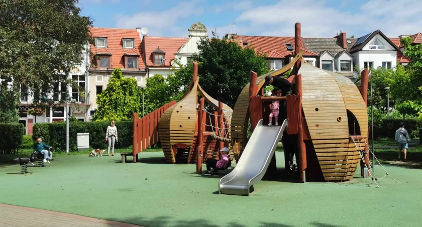 Gdzie bezpiecznie mogą bawić się z dzieckiem? Lista placów zabaw