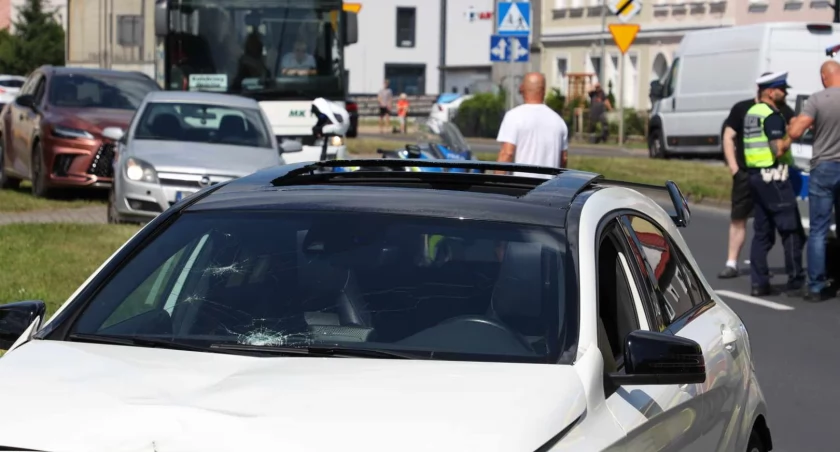 Nastolatka potrącona na pasach. Samochód zatrzymał się dopiero po kilkudziesięciu metrach