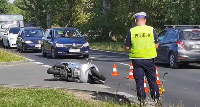 Zderzenie samochodu ze skuterem. Jedna osoba zabrana do szpitala
