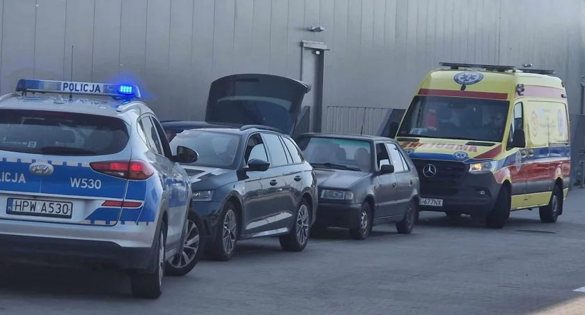Zostawił roczne dziecko w aucie. Interweniowała policja i pogotowie