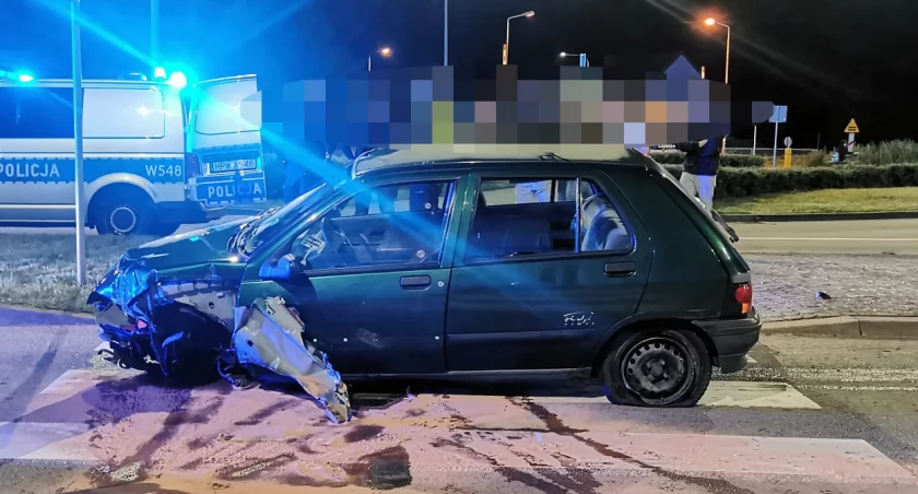 Samochód przeleciał przez środek ronda. Mężczyzna w pojeździe był pijany