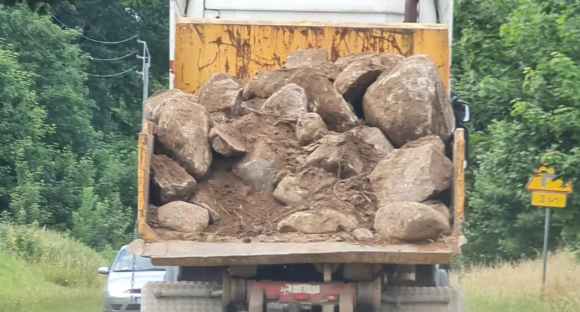 Tak sobie jeździł po ulicach. Niezabezpieczony ładunek zagrażał innym