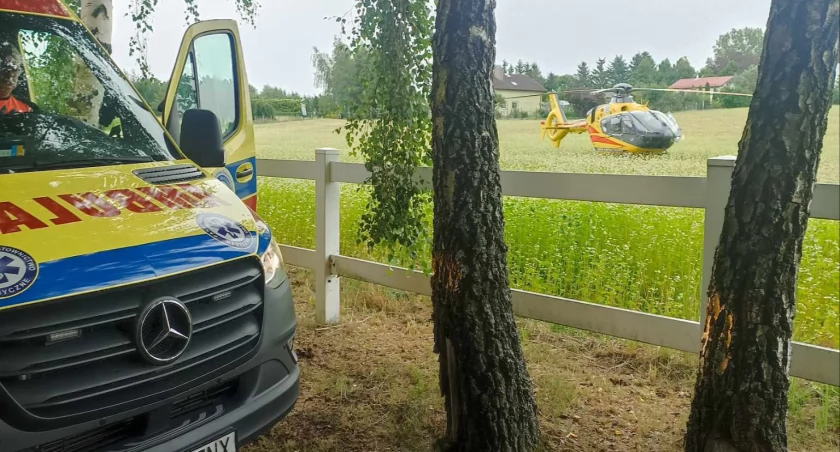Strażacy i medycy na pomoc mężczyźnie. Lądował śmigłowiec ratunkowy